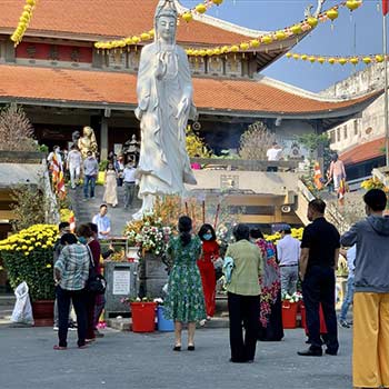 Lễ chùa Ngày Rằm, Mùng Một