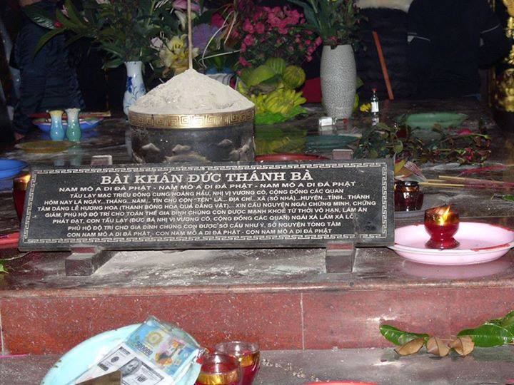 Tại mỗi ban thờ đều có mẫu văn khấn